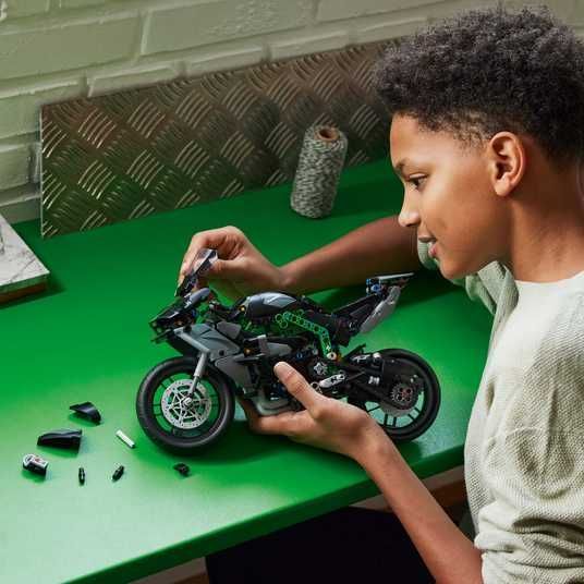 Купити офіційний Конструктор LEGO® Technic Мотоцикл Kawasaki Ninja
