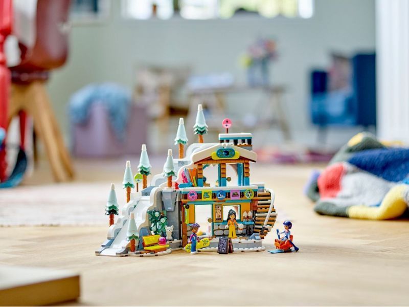 Конструктор LEGO Friends Святкова Лижна траса та кафе 41756 41756