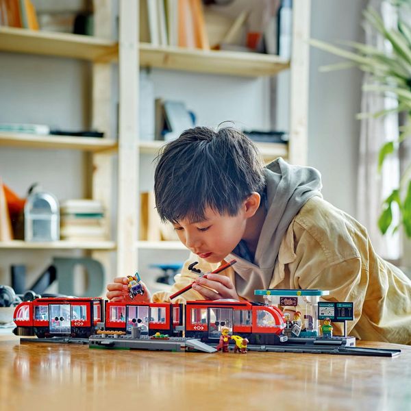 Конструктор LEGO® City Трамвай і вокзал у центрі міста 60423 60423