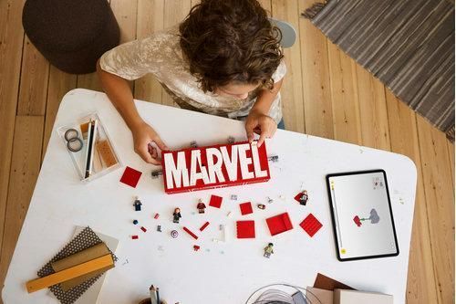 Конструктор LEGO Super Heroes Логотип і мініфігуркаа MARVEL 76313 76313