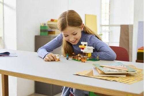 Купить Конструктор LEGO® Minecraft Куриная ферма, 21585 в магазине