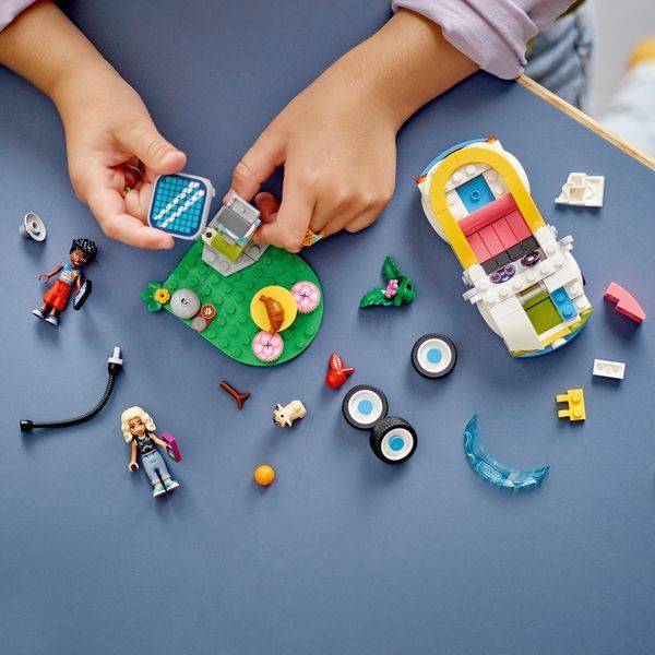 Конструктор LEGO&reg; Friends Електромобіль і зарядний пристрій 42609 42609