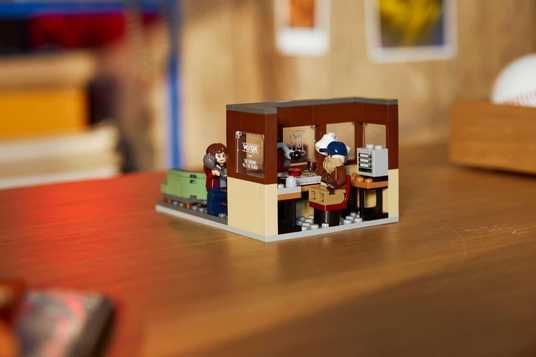 Купити Набір LEGO® Icons Stranger Things: WSQK Radio Station