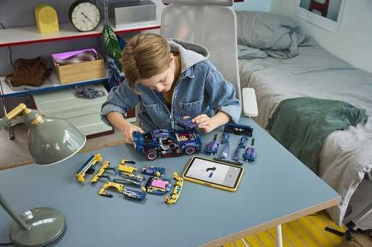 Купити Конструктор LEGO® Technic Тюнінг-гараж з автомобілем Ford
