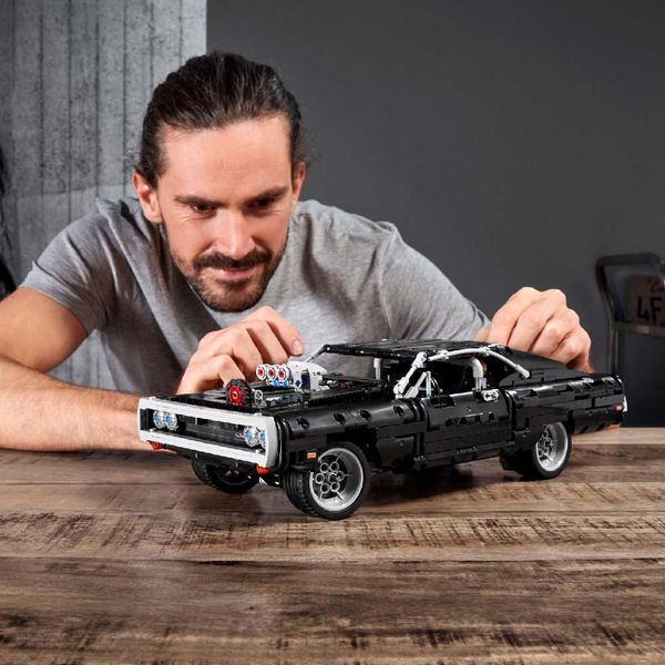 Конструктор LEGO Technic Dom's Dodge Charger 42111 42111