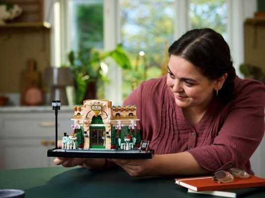Купить Конструктор LEGO Icons Французское кафе 10362 в магазине