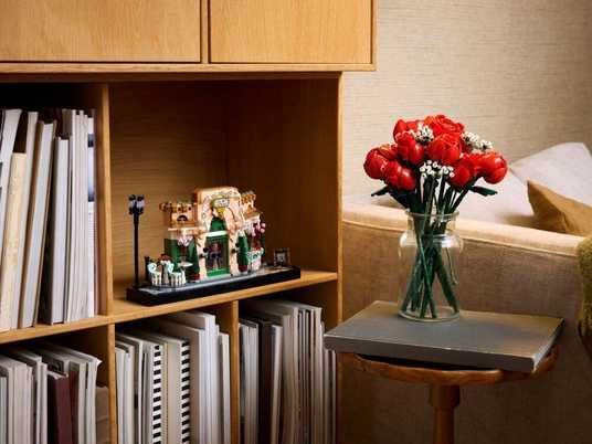 Купить Конструктор LEGO Icons Французское кафе 10362 в магазине