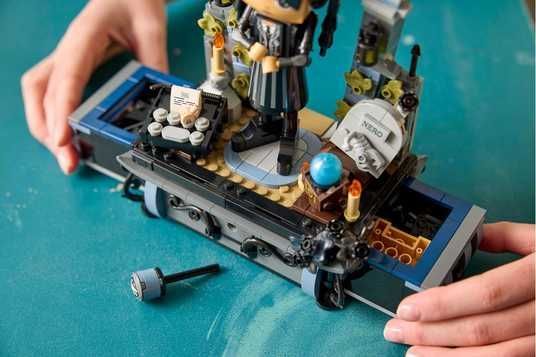 Купити Конструктор LEGO® Wednesday: Фігурка Венздей Аддамс 76780 в