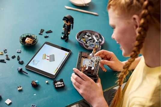 Купити Конструктор LEGO® Wednesday: Фігурка Венздей Аддамс 76780 в