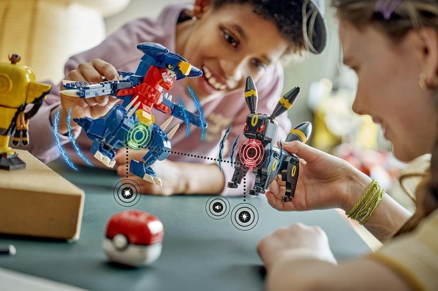 Конструктор LEGO&reg; Pok&eacute;mon&trade; SMART Play&trade;: Амбреон проти Ґарчомпа: чемпіонська битва 72165 72165