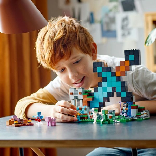 Конструктор LEGO® Minecraft Форпост із мечем 427 деталей (21244) 21244