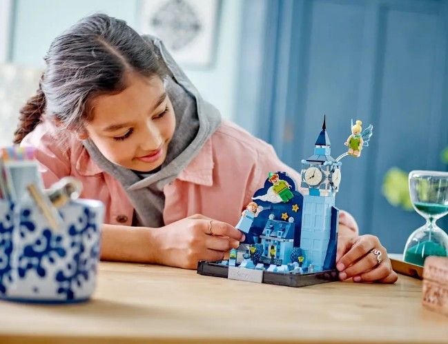 Конструктор LEGO Політ Пітера Пена та Венді над Лондоном 43232 43232