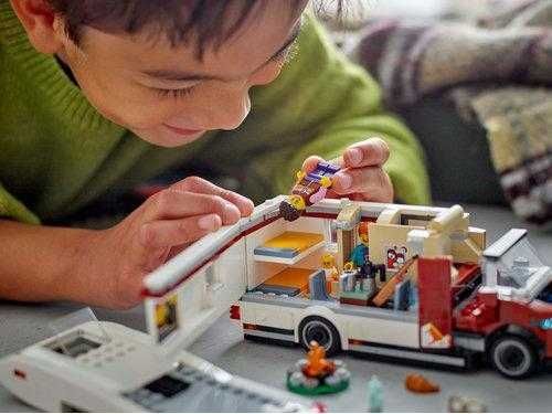 Купити Конструктор LEGO City Пригодницький будинок на колесах для