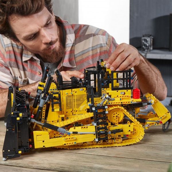 Конструктор LEGO Technic Бульдозер Cat® D11 із керуванням з додатка 42131 42131