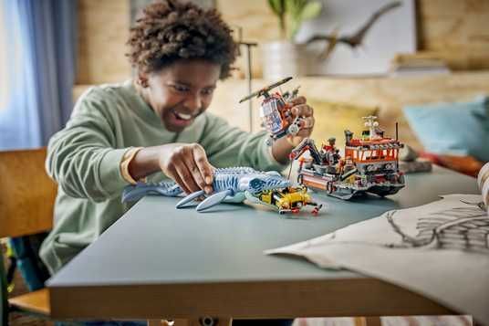 Купити Конструктор LEGO® Jurassic World Напад мозазавра на човен
