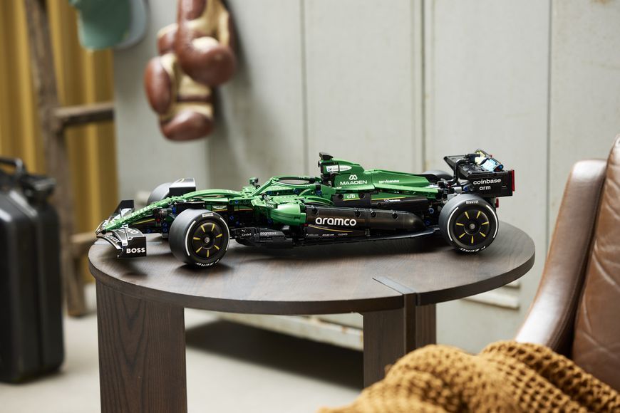 Конструктор LEGO&reg; Technic Aston Martin Aramco AMR25 42240 42240