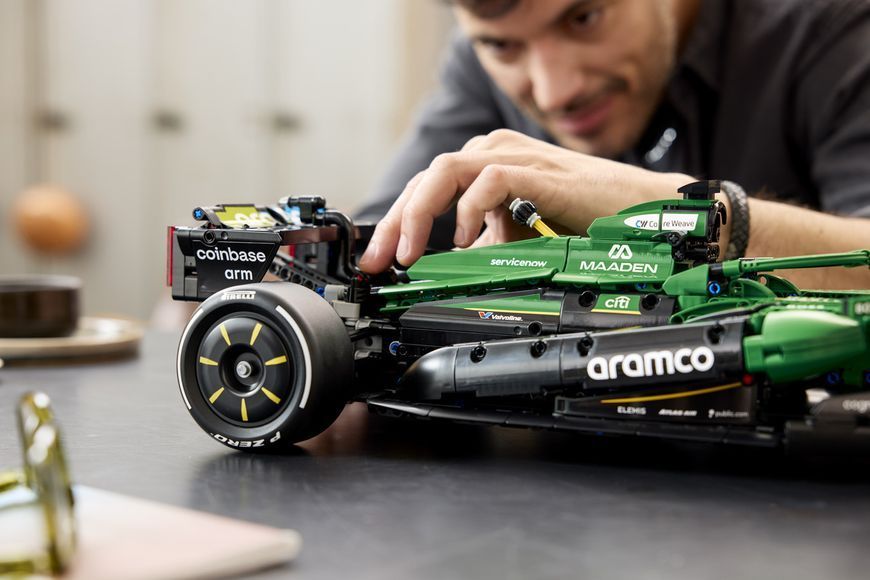 Конструктор LEGO&reg; Technic Aston Martin Aramco AMR25 42240 42240