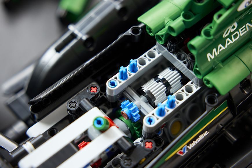 Конструктор LEGO&reg; Technic Aston Martin Aramco AMR25 42240 42240